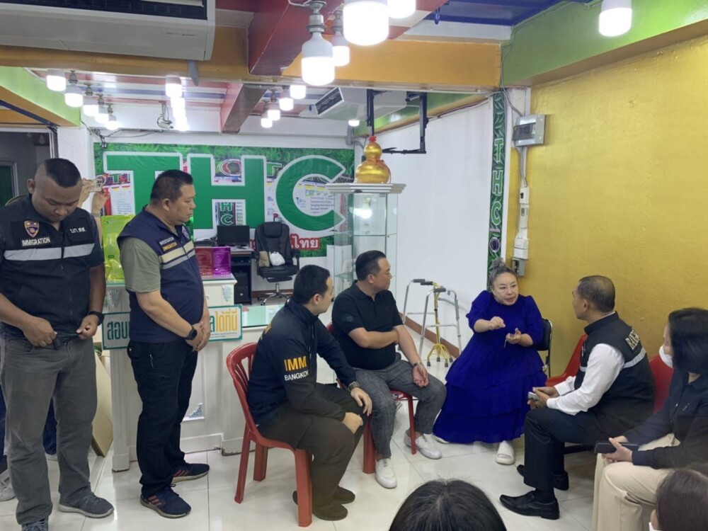 สตม.ร่วมกับ สนง.เขตราชเทวี ลงพื้นที่ตรวจแหล่งมั่วสุมต่างด้าวย่านประตูน้ำ 81 Raider-Reporter.com ข่าวไรเดอร์รีพอร์ตเตอร์ เกาะติดข่าวล่าสุด ทุกเหตุการณ์ ข่าวสังคมการเมือง ข่าวอาชญากรรม ข่าวด่วนวันนี้ Raider-Reporter.com ข่าวไรเดอร์รีพอร์ตเตอร์ เกาะติดข่าวล่าสุด ทุกเหตุการณ์ ข่าวสังคมการเมือง ข่าวอาชญากรรม ข่าวด่วนวันนี้