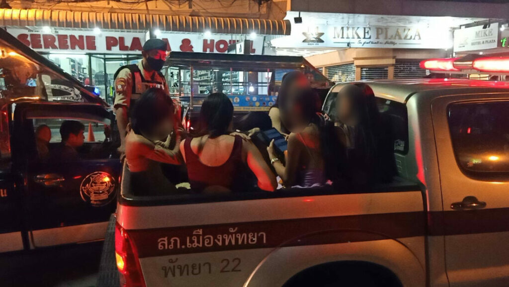 ตร.กวาดสาวสองหาดพัทยาทำประวัติ ป้องกันค้าประเวณี ลักทรัพย์ “นักท่องเที่ยว” เมื่... 66 Raider-Reporter.com ข่าวไรเดอร์รีพอร์ตเตอร์ เกาะติดข่าวล่าสุด ทุกเหตุการณ์ ข่าวสังคมการเมือง ข่าวอาชญากรรม ข่าวด่วนวันนี้ Raider-Reporter.com ข่าวไรเดอร์รีพอร์ตเตอร์ เกาะติดข่าวล่าสุด ทุกเหตุการณ์ ข่าวสังคมการเมือง ข่าวอาชญากรรม ข่าวด่วนวันนี้