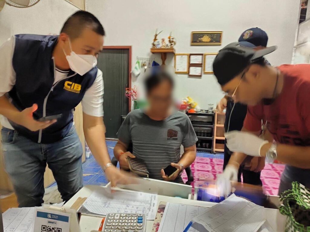 ตำรวจสอบสวนกลาง (CIB)
จับกุมสองผัวเมียเปิดซ่อง นำหญิงสาวชาวลาวค้ากามในร้านคาราโอ... 17 Raider-Reporter.com ข่าวไรเดอร์รีพอร์ตเตอร์ เกาะติดข่าวล่าสุด ทุกเหตุการณ์ ข่าวสังคมการเมือง ข่าวอาชญากรรม ข่าวด่วนวันนี้ Raider-Reporter.com ข่าวไรเดอร์รีพอร์ตเตอร์ เกาะติดข่าวล่าสุด ทุกเหตุการณ์ ข่าวสังคมการเมือง ข่าวอาชญากรรม ข่าวด่วนวันนี้