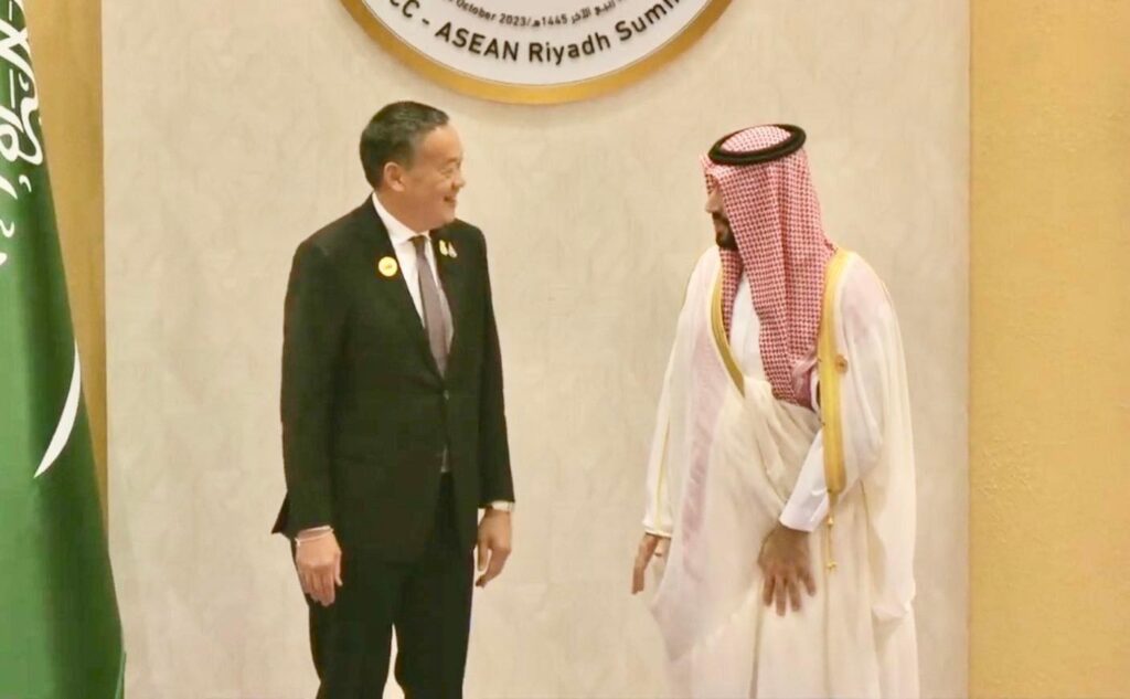 นายเศรษฐา ทวีสิน นายกรัฐมนตรี และรัฐมนตรีว่าการกระทรวงการคลัง เดินทางถึง ท่าอากา... 3 Raider-Reporter.com ข่าวไรเดอร์รีพอร์ตเตอร์ เกาะติดข่าวล่าสุด ทุกเหตุการณ์ ข่าวสังคมการเมือง ข่าวอาชญากรรม ข่าวด่วนวันนี้ Raider-Reporter.com ข่าวไรเดอร์รีพอร์ตเตอร์ เกาะติดข่าวล่าสุด ทุกเหตุการณ์ ข่าวสังคมการเมือง ข่าวอาชญากรรม ข่าวด่วนวันนี้