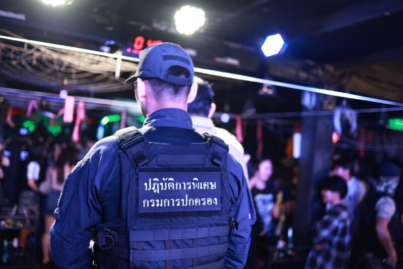 ปกครองเฮี้ยน! บุกจับผับเถื่อนคืนฮาโลวีน ปล่อยเด็กเที่ยวร่วม 300 คน 181 Raider-Reporter.com ข่าวไรเดอร์รีพอร์ตเตอร์ เกาะติดข่าวล่าสุด ทุกเหตุการณ์ ข่าวสังคมการเมือง ข่าวอาชญากรรม ข่าวด่วนวันนี้ Raider-Reporter.com ข่าวไรเดอร์รีพอร์ตเตอร์ เกาะติดข่าวล่าสุด ทุกเหตุการณ์ ข่าวสังคมการเมือง ข่าวอาชญากรรม ข่าวด่วนวันนี้
